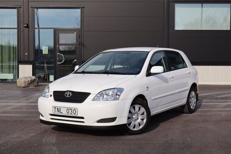 Vit Begagnad 2002 Toyota Corolla Halvkombi | 29 900 kr (Marknadspris) - Bild 1/4