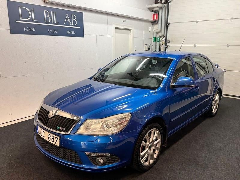 Blå Begagnad 2011 Skoda Octavia RS Halvkombi | 69 900 kr (Marknadspris) - Bild 1/4
