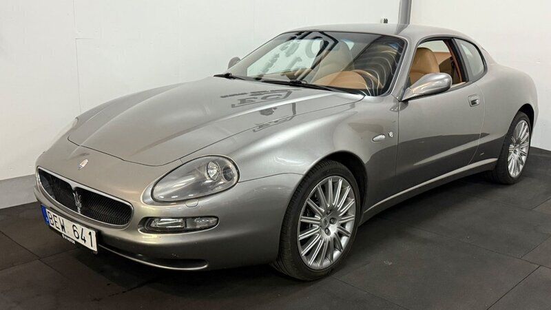 Grå Begagnad 2004 Maserati Coupé Sportkupé | 349 900 kr - Bild 1/4