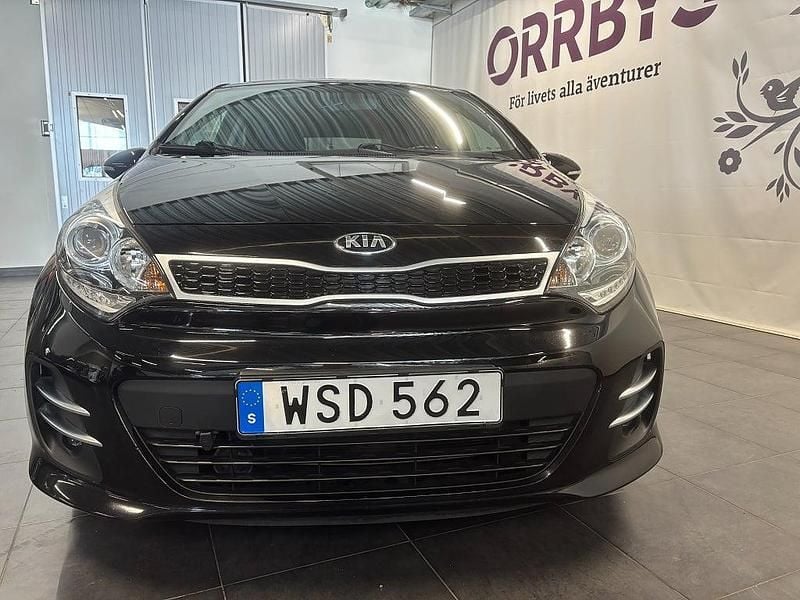 Begagnad Kia Rio 84 HK (61 kW) 2015 Svart Halvkombi