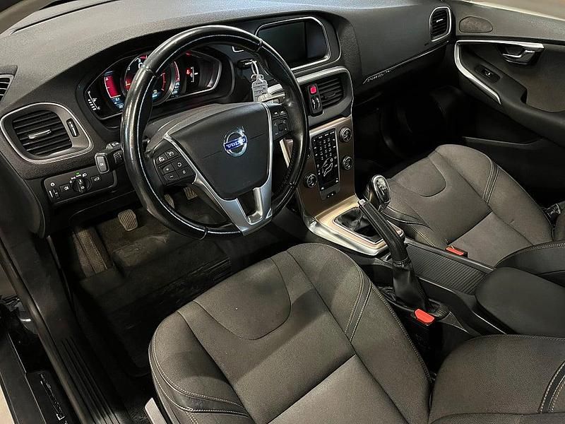 Begagnad Volvo V40 Momentum 114 HK (83 kW) 2014 Svart Halvkombi