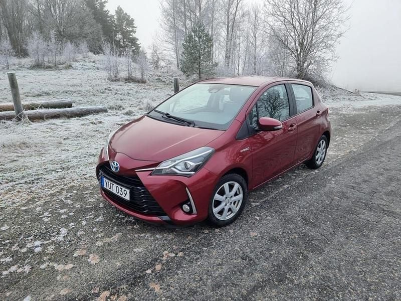 3t3 tokyo red pärlemo lack Begagnad 2018 Toyota Yaris Hybrid Halvkombi | 149 000 kr (Bra pris) - Bild 1/4
