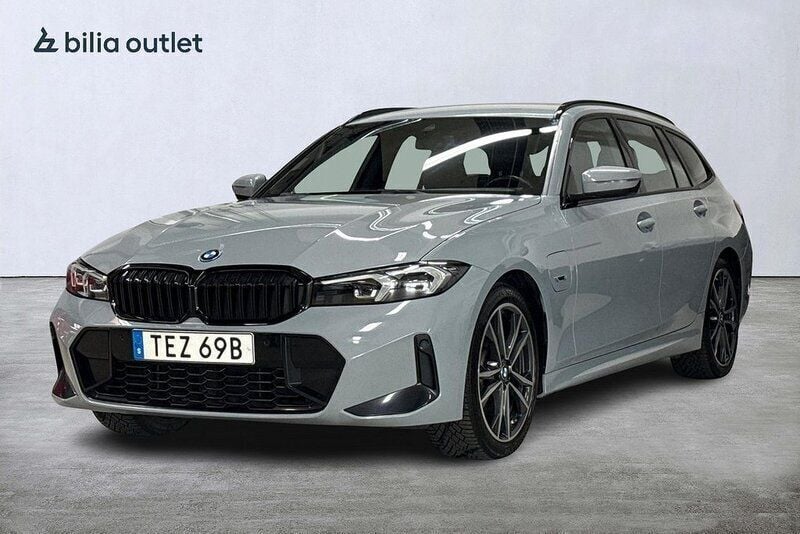 Grå Begagnad 2022 BMW 330e M Sport Kombi | 449 900 kr - Bild 1/3