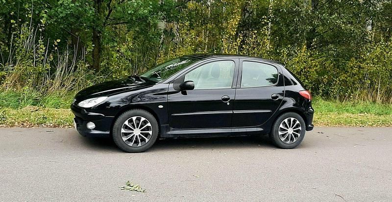 Svart Begagnad 2008 Peugeot 206 Halvkombi | 20 000 kr (Marknadspris) - Bild 1/4