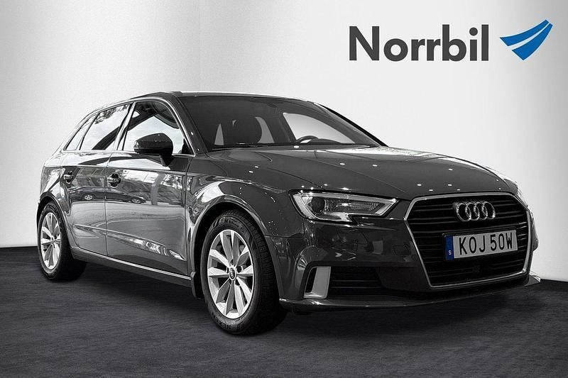 Grå Begagnad 2019 Audi A3 Sportback Sport Halvkombi | 194 900 kr (Marknadspris) - Bild 1/4