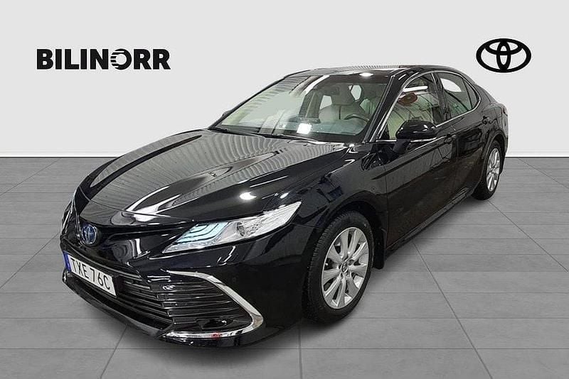 Svart Begagnad 2021 Toyota Camry Hybrid Executive Sedan | 284 900 kr (Bra pris) - Bild 1/4