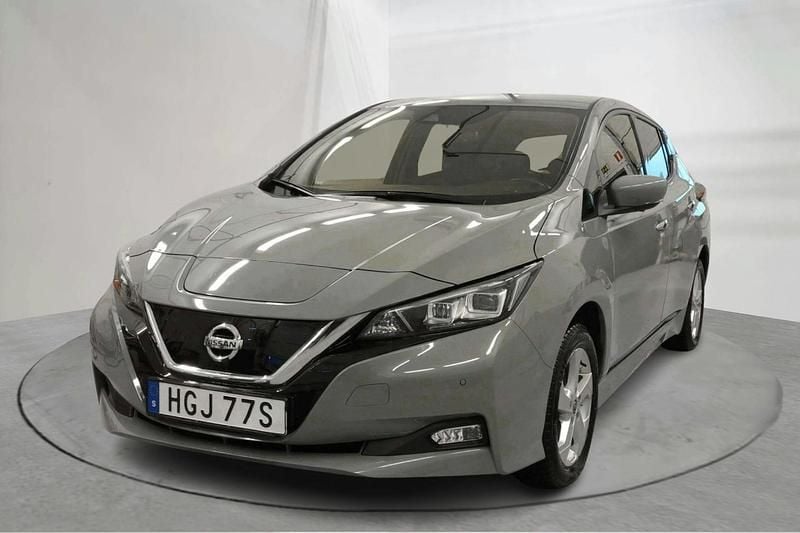 Ljusgrå Begagnad 2021 Nissan Leaf N-Connecta Halvkombi | 214 000 kr - Bild 1/4