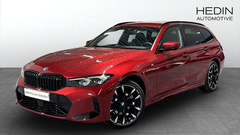 Röd Begagnad 2025 BMW 330 M Sport Kombi | 518 700 kr - Bild 1/4