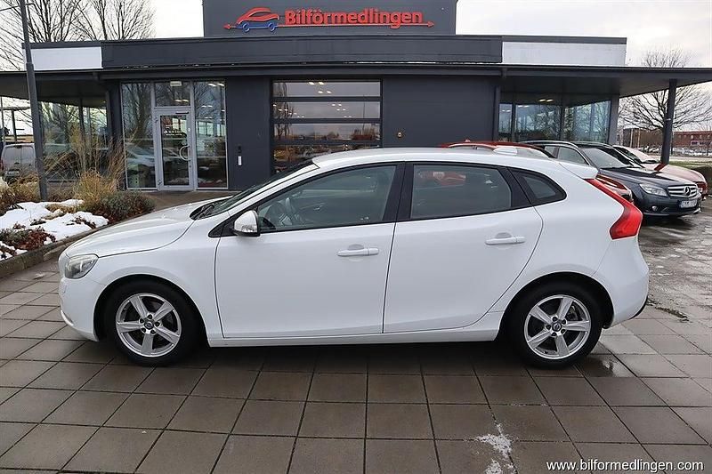 Vit samma som bilen Begagnad 2013 Volvo V40 Kinetic Halvkombi | 54 900 kr (Marknadspris) - Bild 1/4