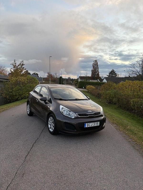 Brun Begagnad 2014 Kia Rio Halvkombi | 53 000 kr (Bra pris) - Bild 1/4