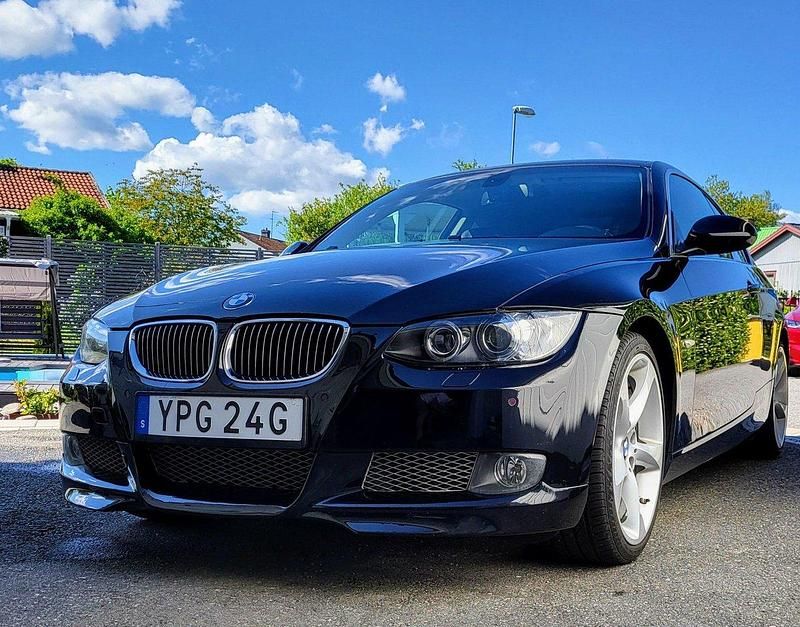 Svart Begagnad 2007 BMW 335 Sportkupé | 130 000 kr (Lite dyr) - Bild 1/4