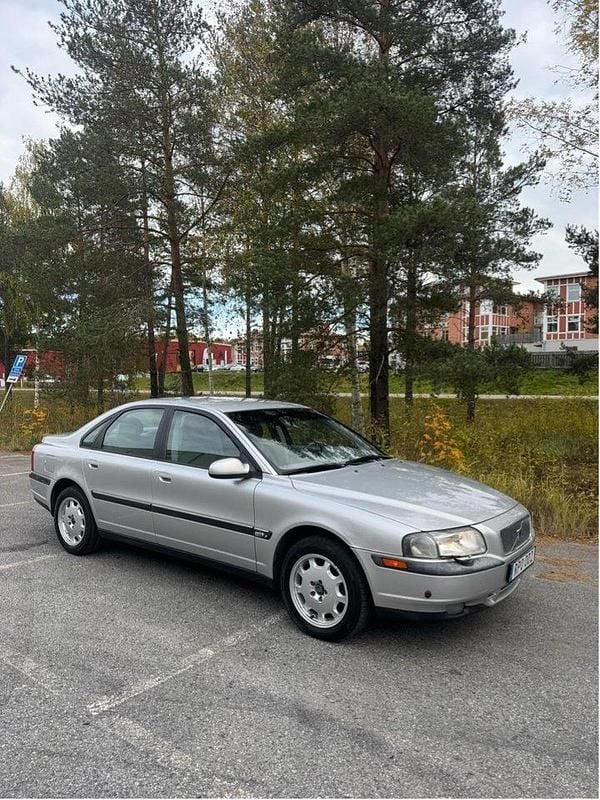 Grå Begagnad 2001 Volvo S80 Sedan | 24 900 kr (Marknadspris) - Bild 1/4