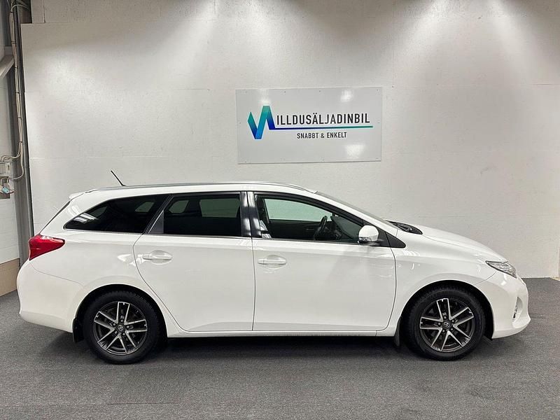 Vit Begagnad 2015 Toyota Auris Touring Sports Edition Kombi | 104 900 kr (Lite dyr) - Bild 1/4