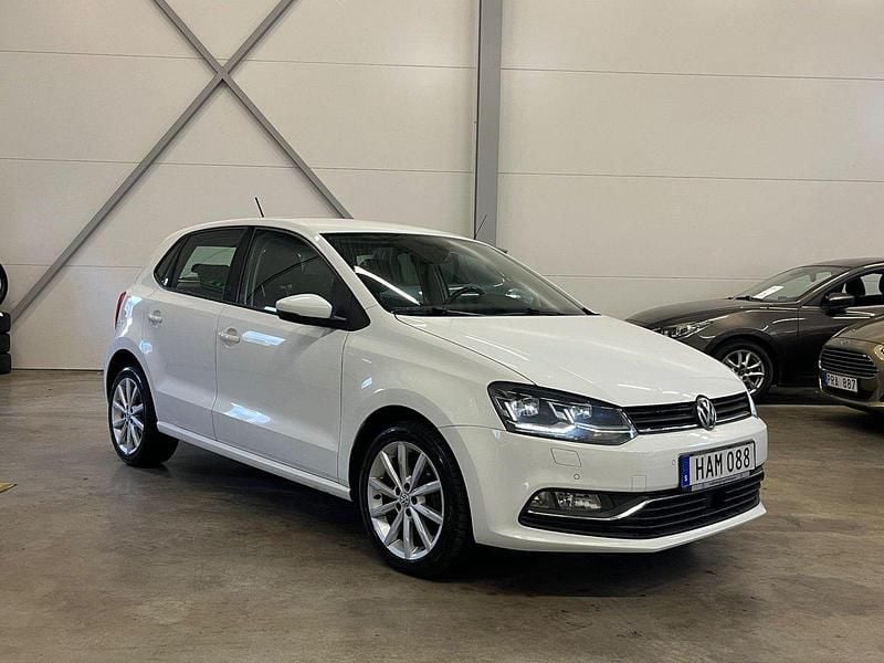 Vit Begagnad 2015 VW Polo Halvkombi | 84 900 kr (Marknadspris) - Bild 1/4