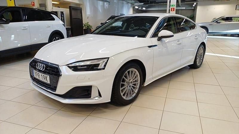 Vit Begagnad 2021 Audi A5 Sportback Comfort Halvkombi | 329 900 kr (Bra pris) - Bild 1/4