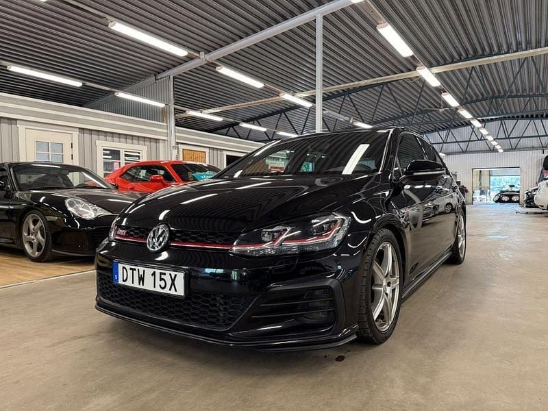 Svart Begagnad 2019 VW Golf VII GTI Halvkombi | 209 900 kr (Superpris) - Bild 1/4