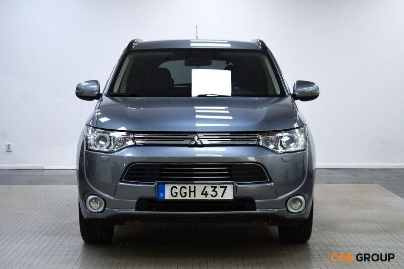 Grå Begagnad 2014 Mitsubishi Outlander P-HEV SUV | 99 900 kr (Marknadspris) - Bild 1/4
