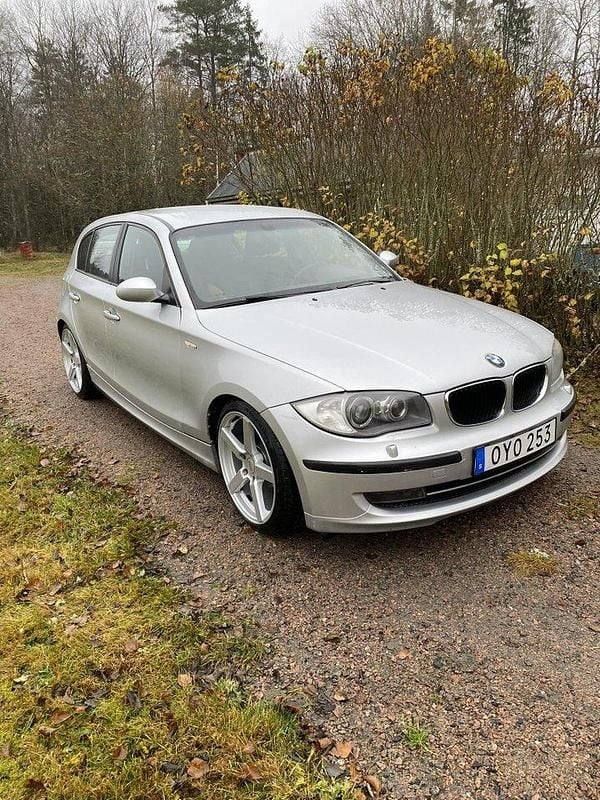 Grå Begagnad 2009 BMW 118 Advantage Halvkombi | 50 000 kr (Bra pris) - Bild 1/4