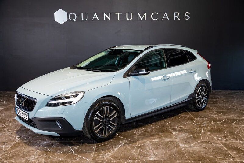 Ljusblå Begagnad 2017 Volvo V40 CC Momentum Kombi | 179 900 kr (Marknadspris) - Bild 1/4