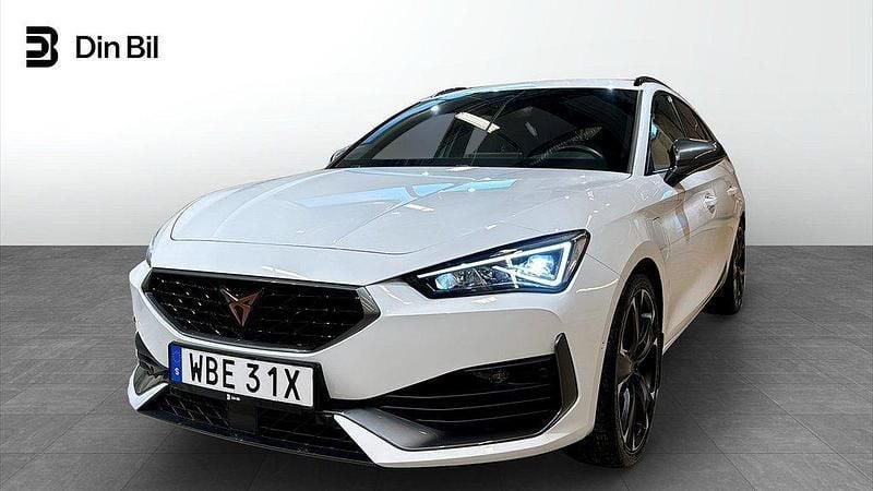Vit (nevada white metallic) Begagnad 2024 Cupra Leon VZ Kombi | 319 900 kr (Bra pris) - Bild 1/4