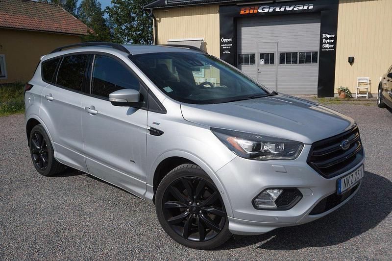 Grå Begagnad 2017 Ford Kuga ST-Line SUV | 134 900 kr (Marknadspris) - Bild 1/4