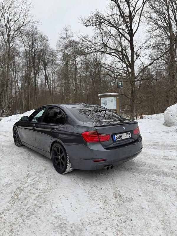 Begagnad BMW 328 245 HK (180 kW) 2012 Grå metallic Sedan