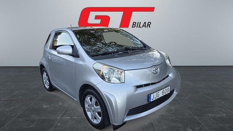 Silver Begagnad 2009 Toyota iQ Halvkombi | 69 900 kr (Marknadspris) - Bild 1/4