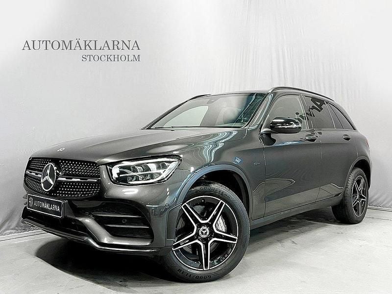 Grå Begagnad 2020 Mercedes GLC300e AMG SUV | 374 900 kr (Marknadspris) - Bild 1/4
