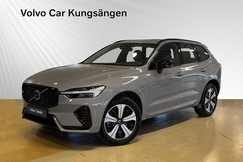 Grå Begagnad 2024 Volvo XC60 Plus SUV | 544 900 kr (Marknadspris) - Bild 1/3