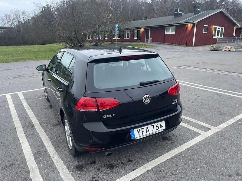 Begagnad VW Golf VII 110 HK (80 kW) 2017 Halvkombi