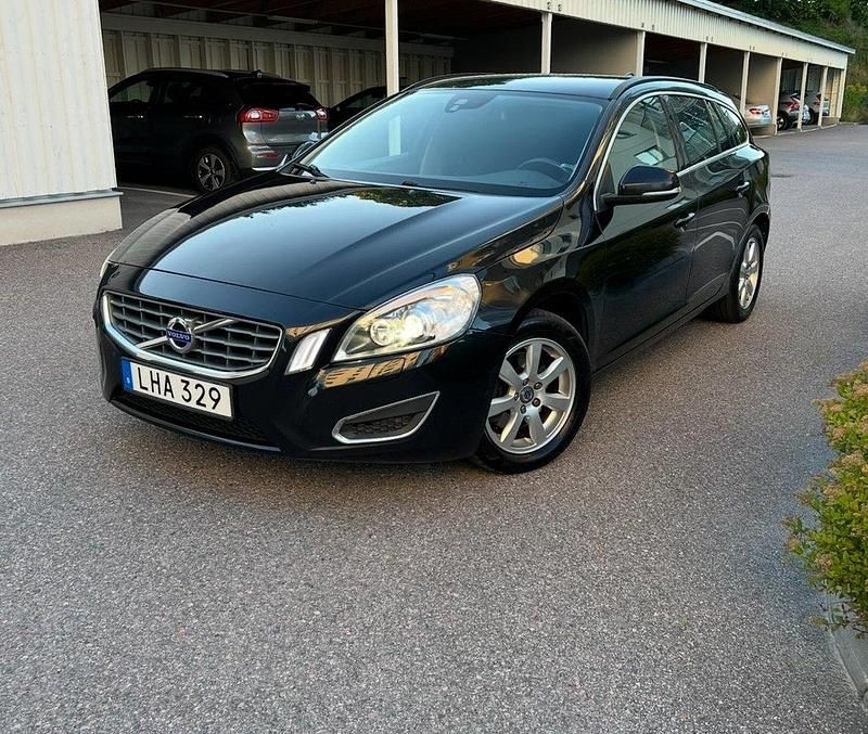 Svart Begagnad 2011 Volvo V60 Kombi | 67 000 kr (Bra pris) - Bild 1/4
