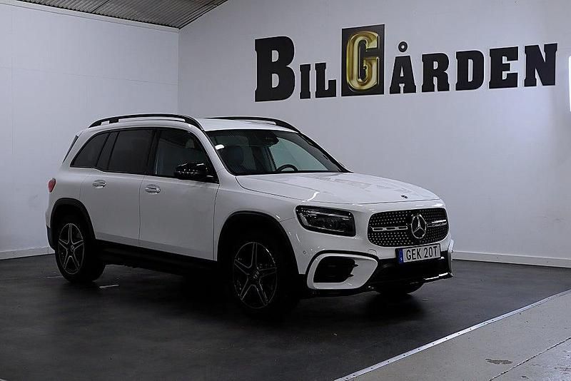 Vit Begagnad 2024 Mercedes GLB200 AMG SUV | 419 900 kr (Lite dyr) - Bild 1/4