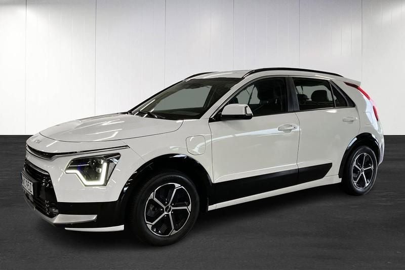 Vit (white) Begagnad 2022 Kia Niro Advance SUV | 274 800 kr (Bra pris) - Bild 1/4