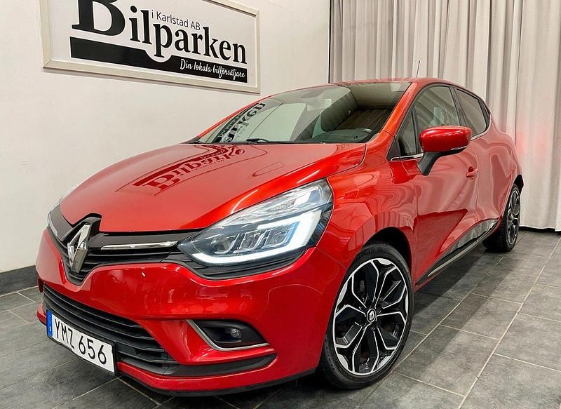 Röd Begagnad 2018 Renault Clio IV Intens Halvkombi | 109 900 kr (Marknadspris) - Bild 1/3