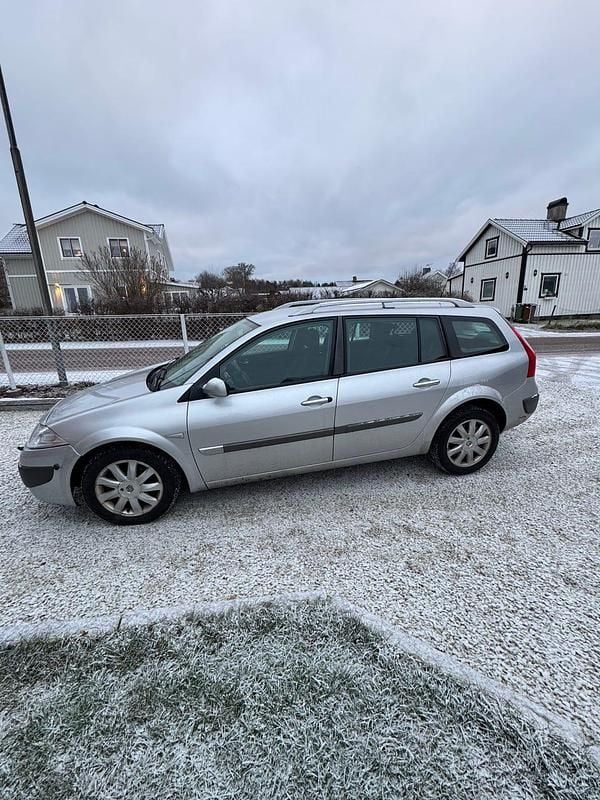 Grå metallic Begagnad 2007 Renault Mégane GrandTour Kombi | 26 000 kr (Marknadspris) - Bild 1/4
