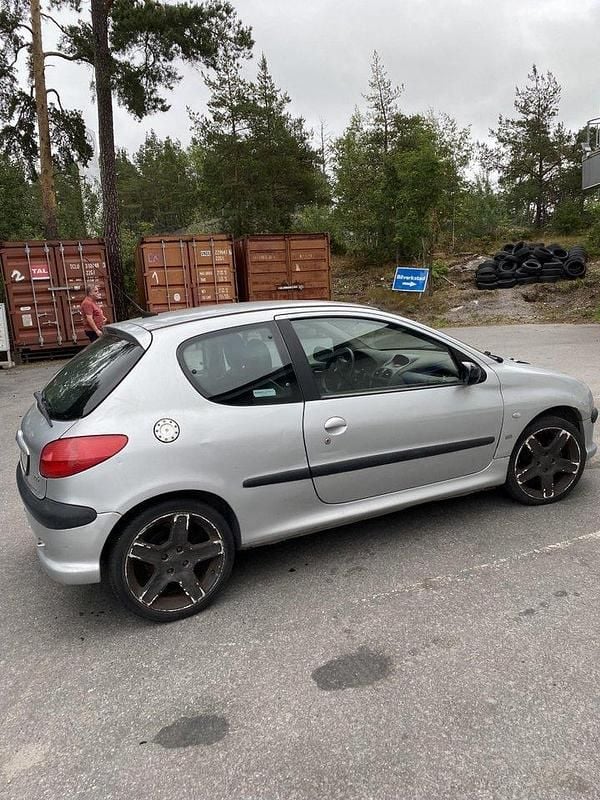 Grå Begagnad 2003 Peugeot 206 GTi Halvkombi | 10 000 kr (Bra pris) - Bild 1/4