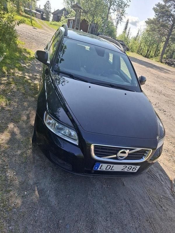 Svart Begagnad 2011 Volvo V50 Momentum Kombi | 75 000 kr (Marknadspris) - Bild 1/4