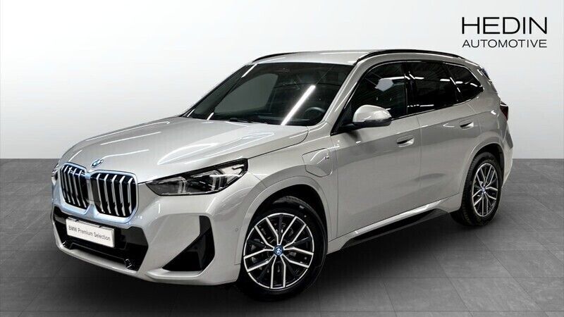Grå (silver) Begagnad 2024 BMW X1 SUV | 534 700 kr (Lite dyr) - Bild 1/4