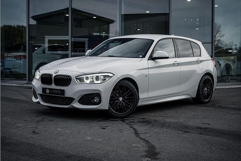 Vit Begagnad 2017 BMW 118 M Sport Halvkombi | 139 900 kr (Marknadspris) - Bild 1/4