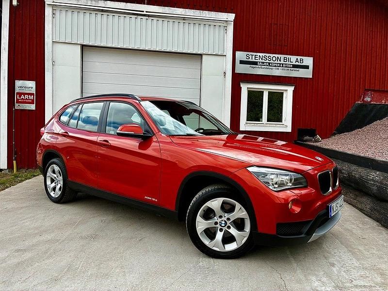 Orange Begagnad 2013 BMW X1 SUV | 129 500 kr (Marknadspris) - Bild 1/4
