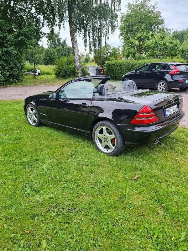 Svart Begagnad 2000 Mercedes SLK230 Cab | 69 000 kr (Marknadspris) - Bild 1/4