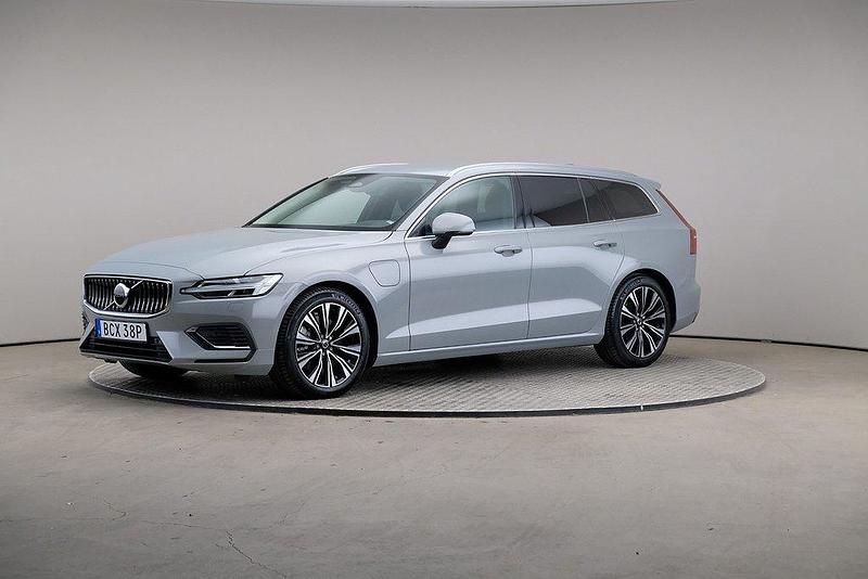 Grå Begagnad 2023 Volvo V60 Core Kombi | 429 000 kr (Lite dyr) - Bild 1/4