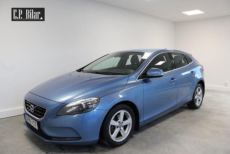 Blå Begagnad 2014 Volvo V40 Kinetic Kombi | 98 900 kr (Marknadspris) - Bild 1/4