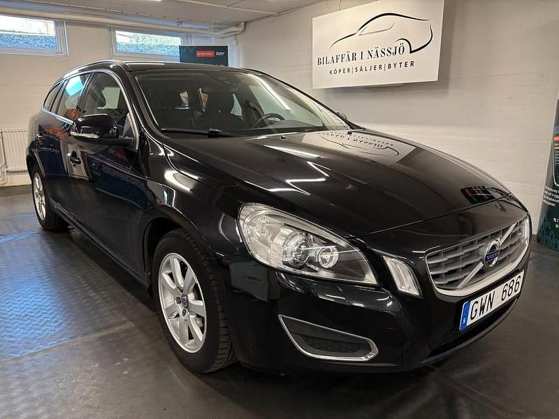 Svart Begagnad 2013 Volvo V60 Momentum Kombi | 95 900 kr (Bra pris) - Bild 1/4