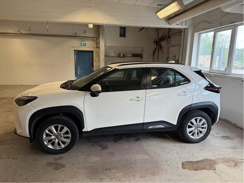 Vit Begagnad 2023 Toyota Yaris Cross Active SUV | 189 000 kr (Superpris) - Bild 1/4