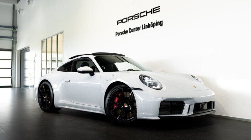 Ljusröd (white) Ny 2025 Porsche 911 Carrera S Sportkupé | 1 961 500 kr - Bild 1/4