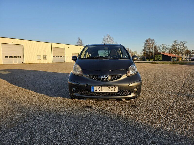 Grå Begagnad 2007 Toyota Aygo Halvkombi | 21 500 kr (Marknadspris) - Bild 1/4