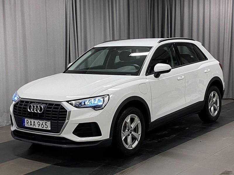 Vit Begagnad 2023 Audi Q3 Proline SUV | 329 900 kr (Marknadspris) - Bild 1/4