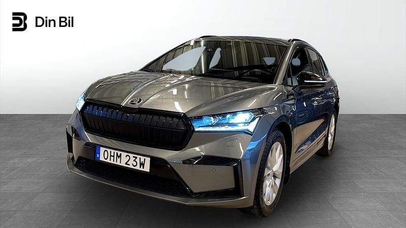 Grå Begagnad 2022 Skoda Enyaq iV SportLine SUV | 419 500 kr (Marknadspris) - Bild 1/4