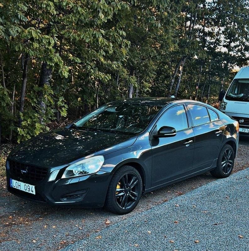 Grå Begagnad 2011 Volvo S60 Momentum Sedan | 75 000 kr (Bra pris) - Bild 1/4